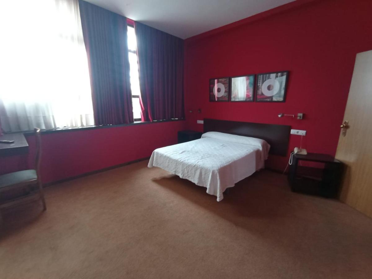 Hotel / Restaurante La Pepa أفيليس المظهر الخارجي الصورة